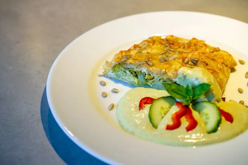Gemüsestrudel mit Kräuter-Kernöl-Dip