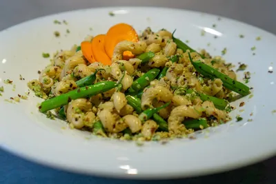 Cover image for Fisolen-Pasta mit Walnuss-Gremolata