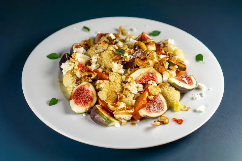 Backofen-Karfiol mit Feta & Feigen