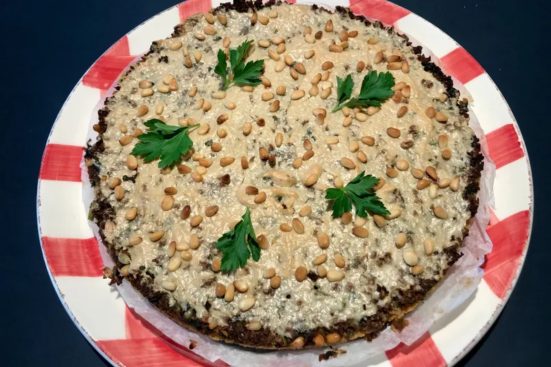 Couscoustorte mit Tahini & Pinienkernen